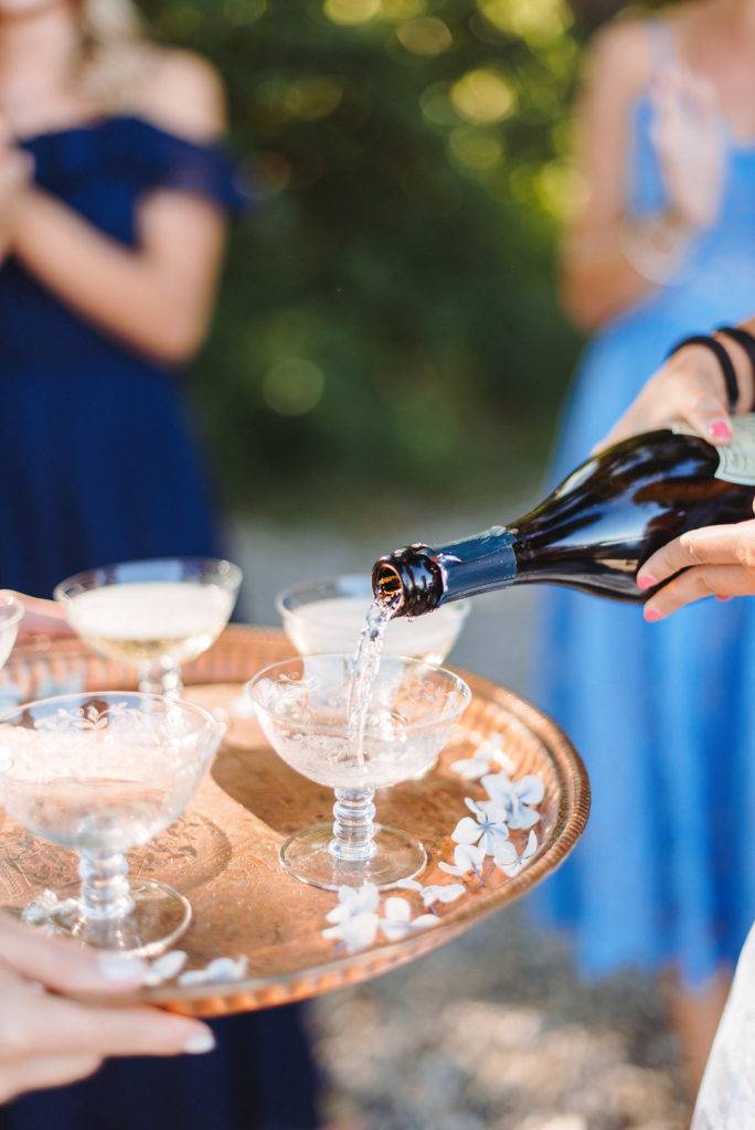 Serving champagne at a bachelorette party champagne à un enterrement de vie de jeune fille EVJF