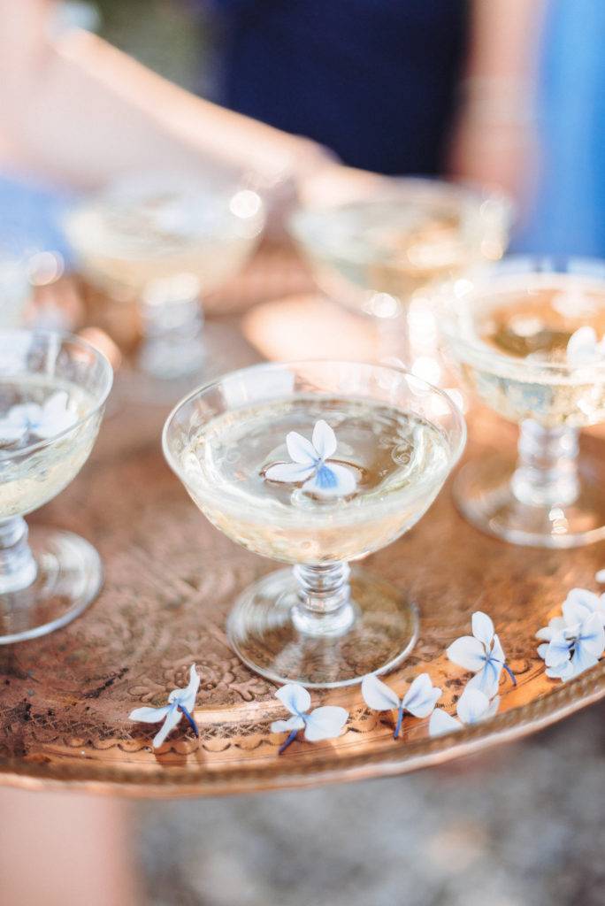 Champagne at a bachelorette party champagne à un enterrement de vie de jeune fille EVJF