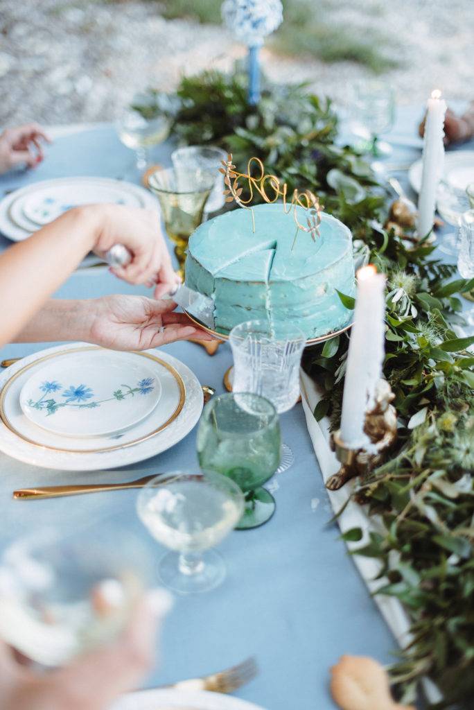 Cake cutting at a bachelorette party Découpe du Gâteau à un enterrement de vie de jeune fille evjf