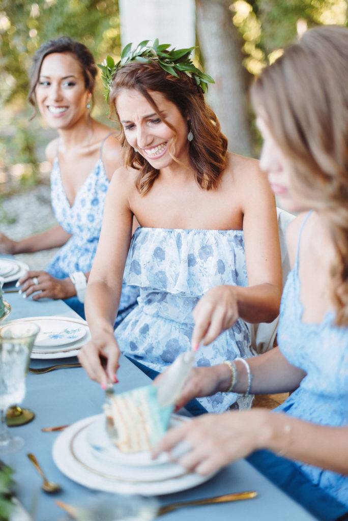 Cake is served at a Bachelorette Party Le gâteau est servi à un enterrement de vie de jeune fille EVJF