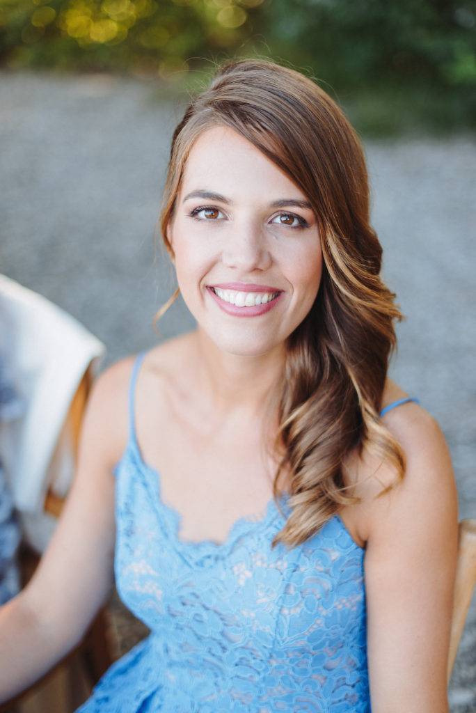 woman wearing a blue lace dress at a bachelorette party Femme portant une robe en dentelle bleue à un enterrement de vie de jeune fille EVJF