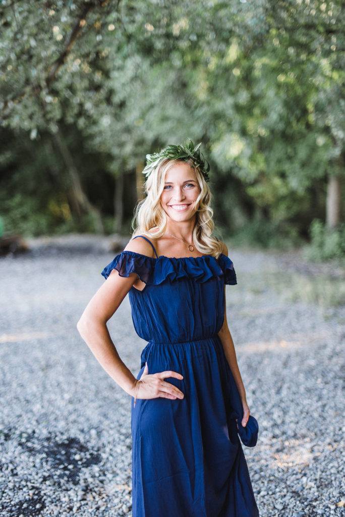 Dark blue dress at a bachelorette party Robe bleue foncée à un enterrement de vie de jeune fille