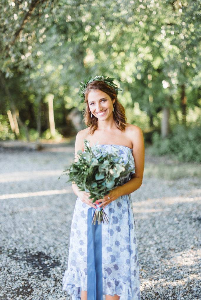 Bachelorette holding a bouquet at her bachelorette party Femme tenant un bouquet lors de son enterrement e vie de jeune fille