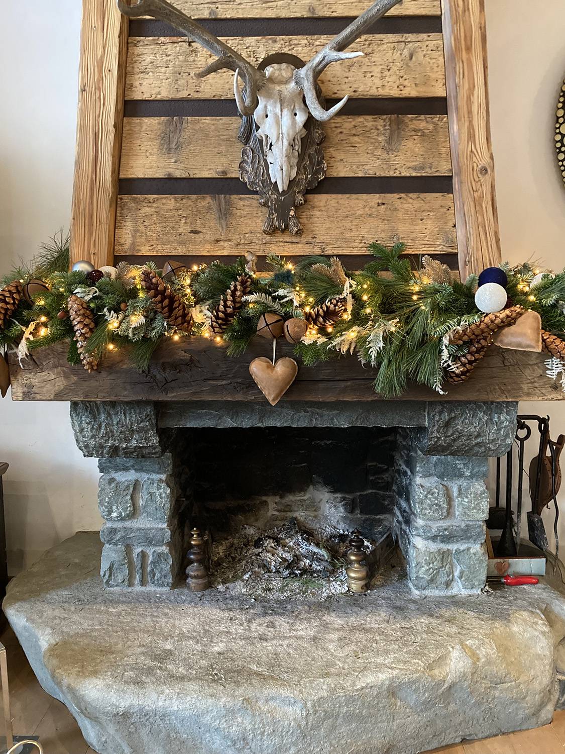 chalet holiday decor fireplace mantel wreath