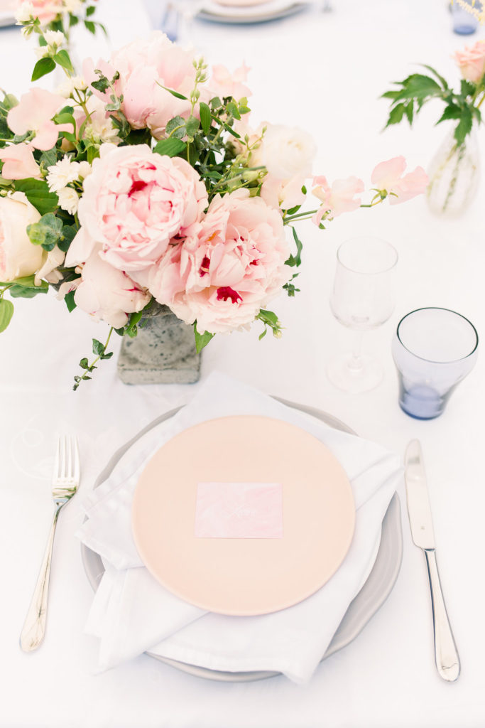 Table decor with peonies Baptism Christening décoration de table Baptême avec pivoines