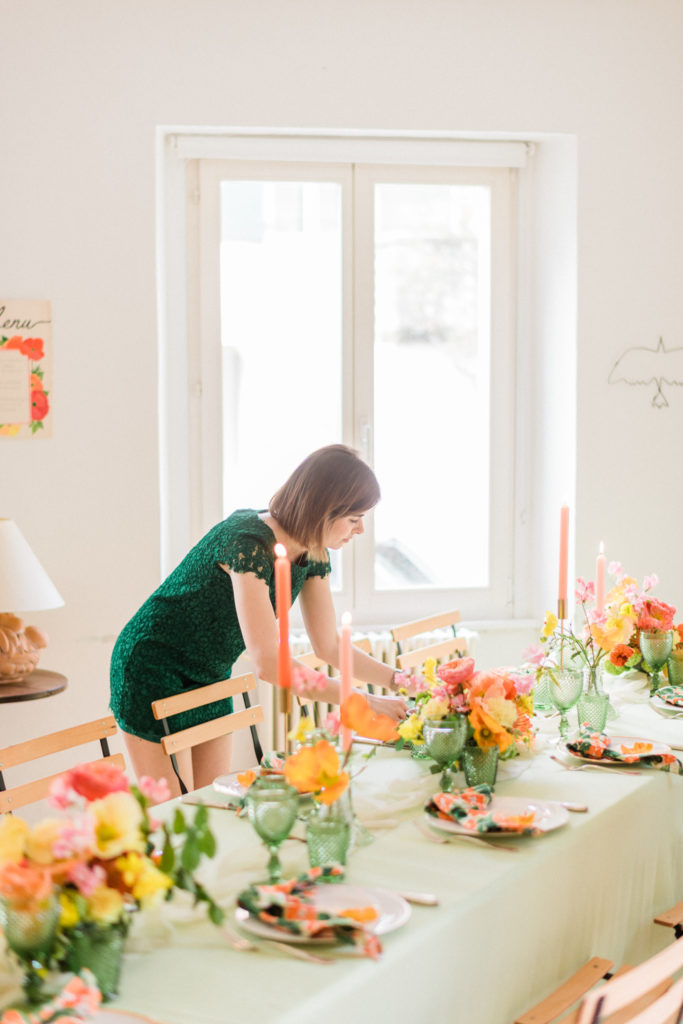 Event planner setting the table decor at a Birthday party organisatrice d'événement décorant la table à une fête d'anniversaire