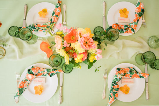 Birthday party table decor with flowers table de fête d'anniversaire avec bouquet de fleurs