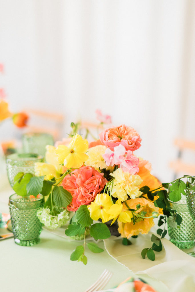 flower arrangement at a Birthday party arrangement floral à une fête d'anniversaire