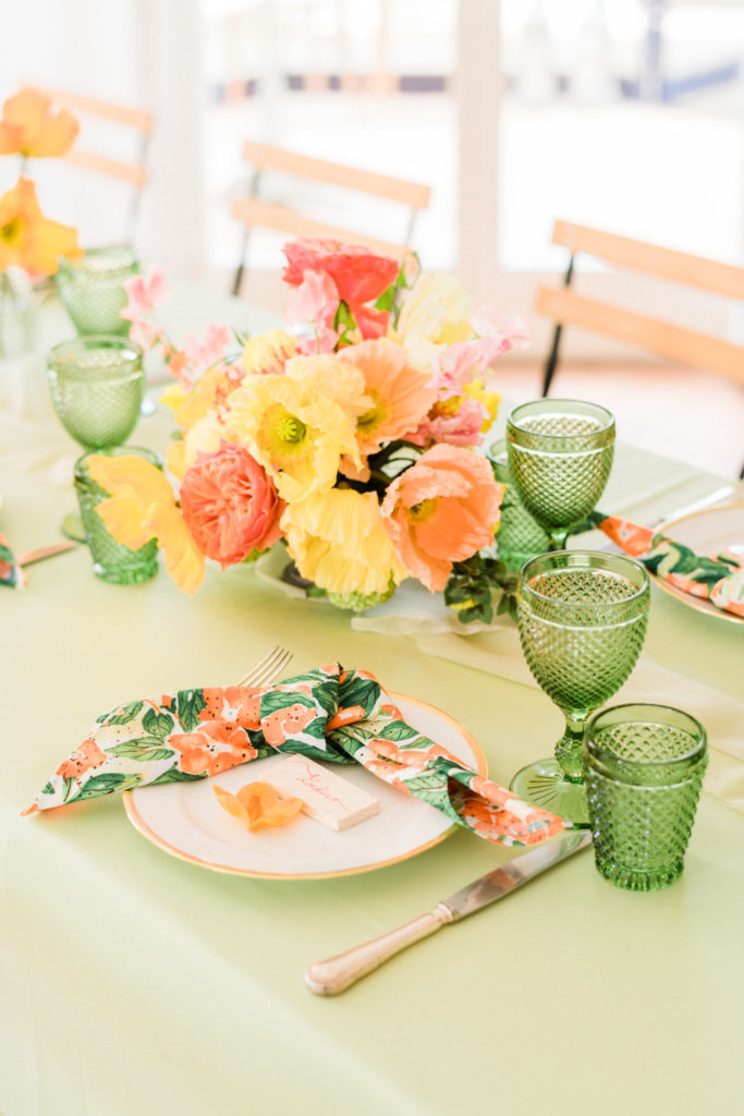 Table decor with flowers at a Birthday party décoration de table avec fleurs à une fête d'anniversaire