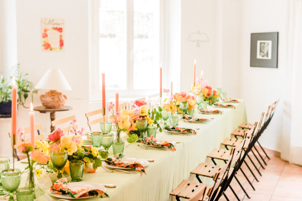 Birthday party colourful Table decor with flowers Décoration colorée fête d'anniversaire