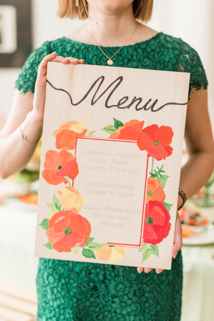 Birthday party menu held by event planner menu fête d'anniversaire présenté par l'organisatrice d'événements