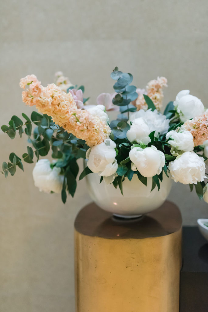 Flower arrangement at a Birthday party arrangement floral à une fête d'anniversaire