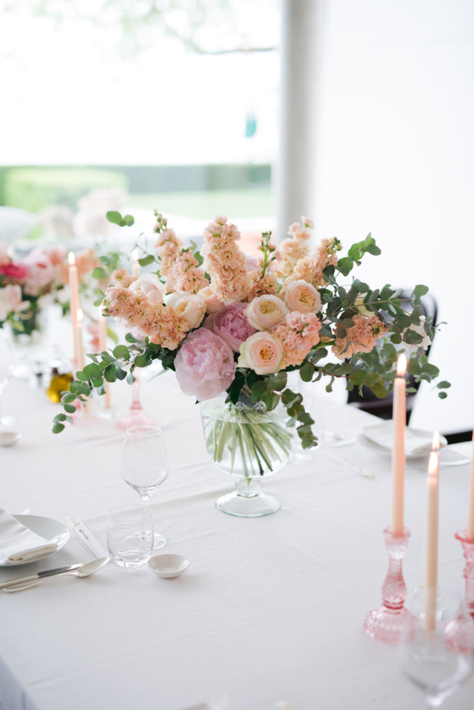 Table decor with flowers at a Birthday party fleurs pour décoration de table à une fête d'anniversaire