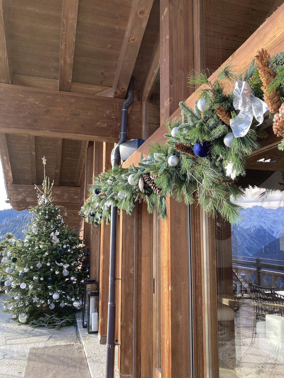 chalet holiday decor christmas tree