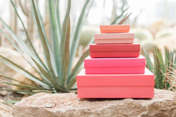 boîtes roses pour un événement sur mesure