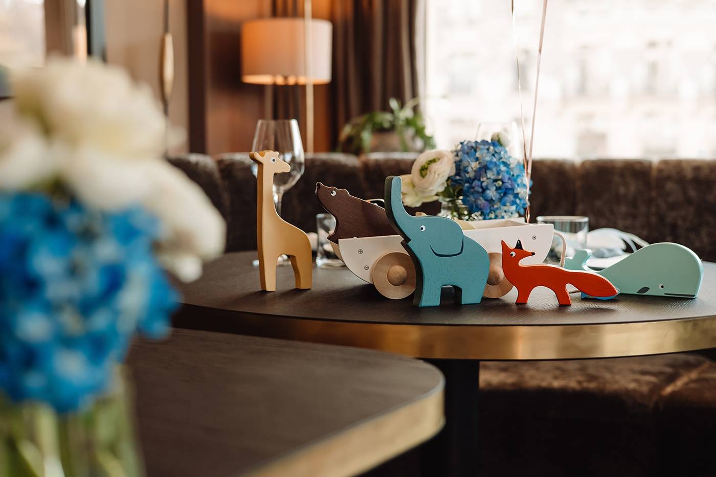 Wooden animal toys as centerpieces for a baby shower Jouets en bois pour une baby shower