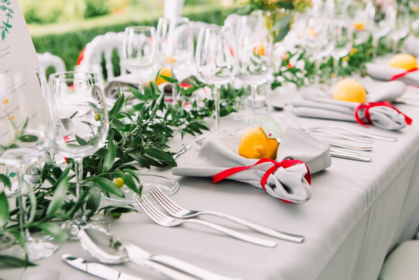 Anniversaire de mariage aoûtien avec une palette de couleurs dans les tons agrumes