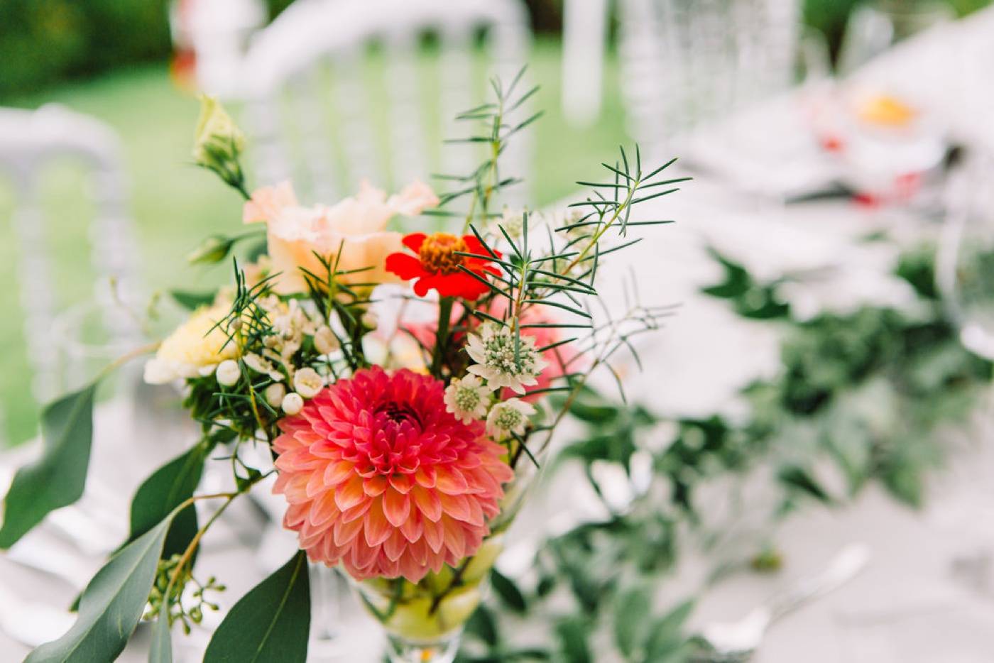 Anniversaire de mariage aoûtien avec une palette de couleurs dans les tons agrumes