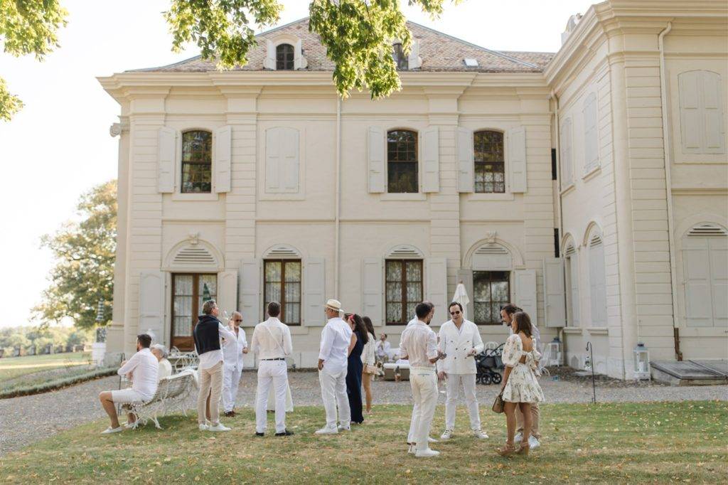 Guests wearing all white outfits for a birthday party at a private estate invités habillés en blanc à une fête d'anniversaire