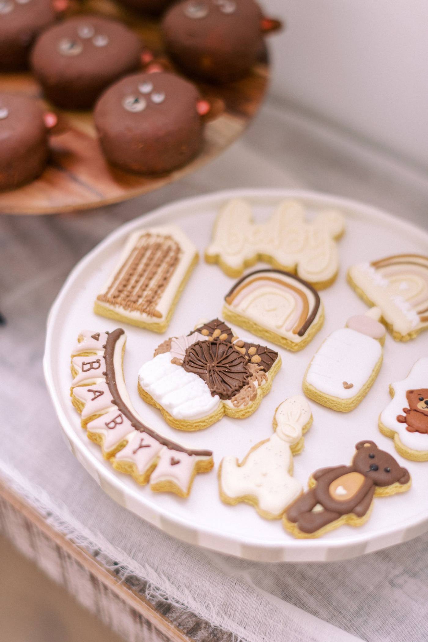 Baby shower dessert table with custom iced sugar cookies by Lamatrice Biscuits