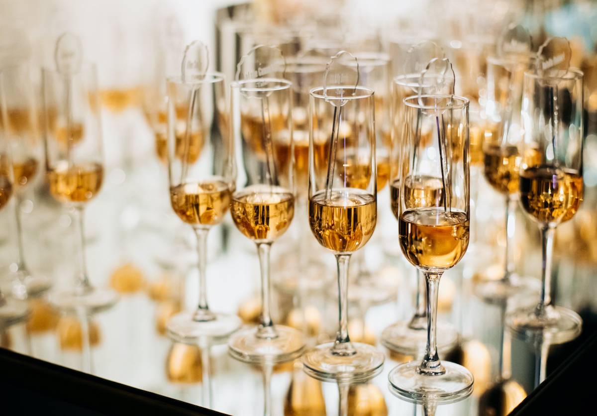 Champagne servi à une fête de fin d'année d'entreprise